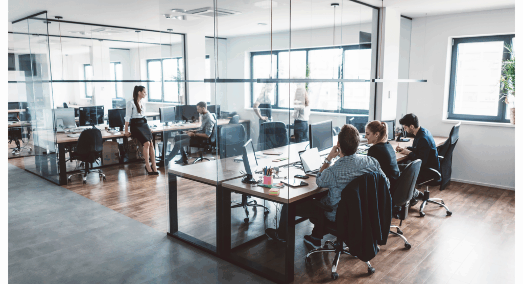 Organizzazione ufficio: postazioni con sedie ergonomiche