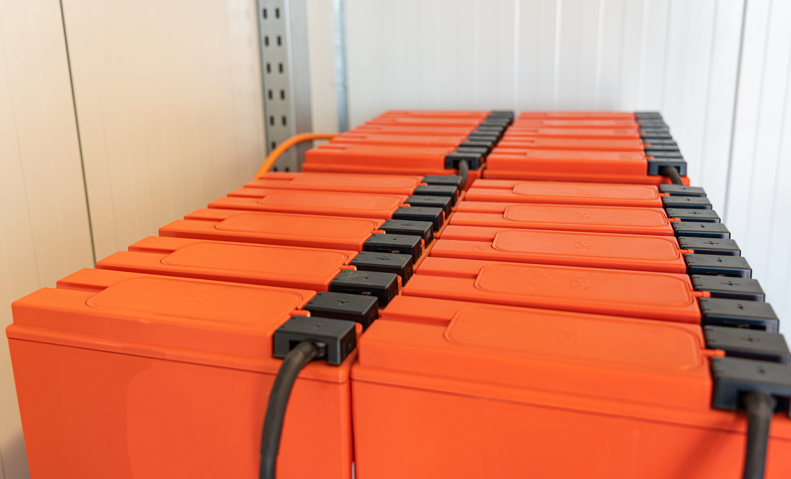 UPS collegato a computer e apparecchiature tecniche