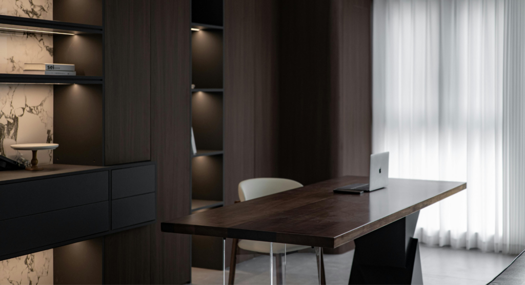 Home office moderno e luminoso con scrivania minimal, sedia ergonomica e luce naturale