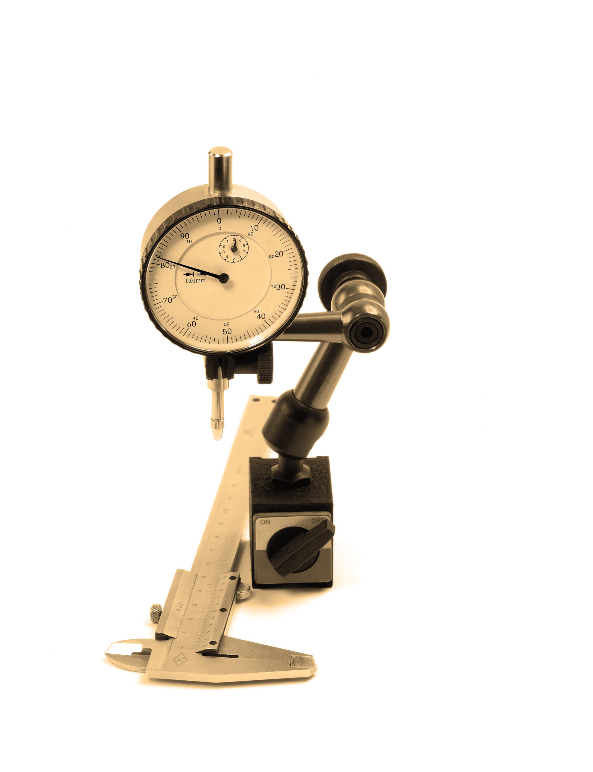 Uso del micrometro su componente meccanico per misurazione precisa