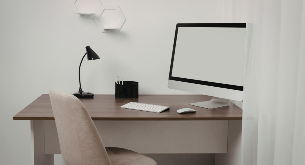 Piccolo angolo della casa trasformato in home office con scrivania compatta e mensole